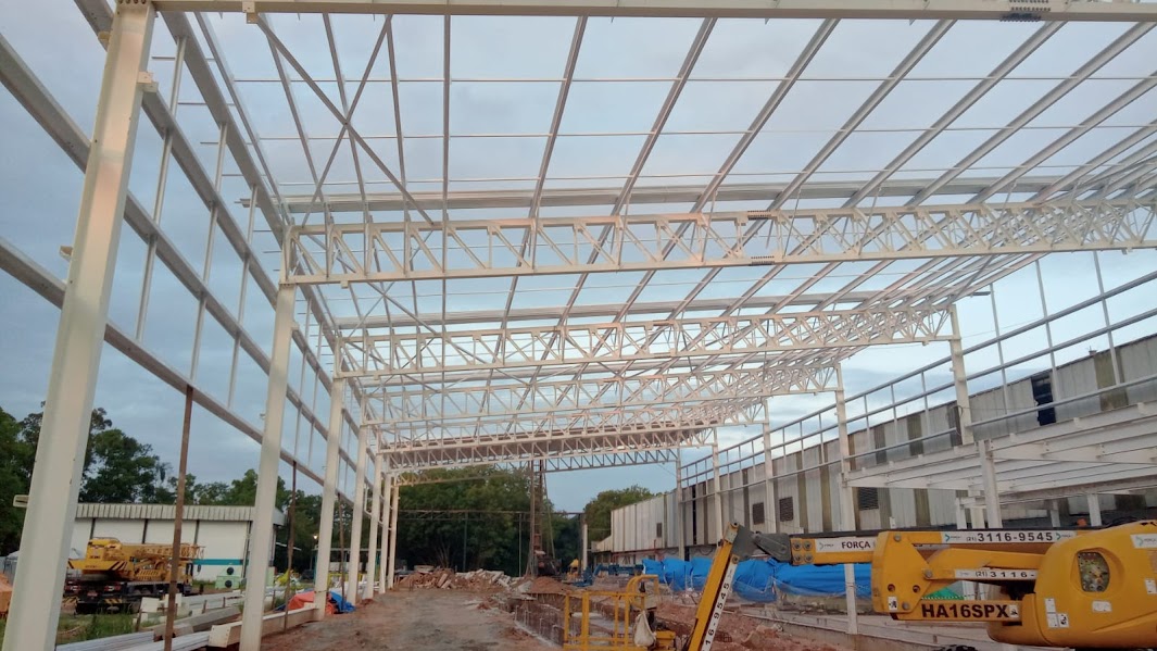 Estrutura metálica de um galpão