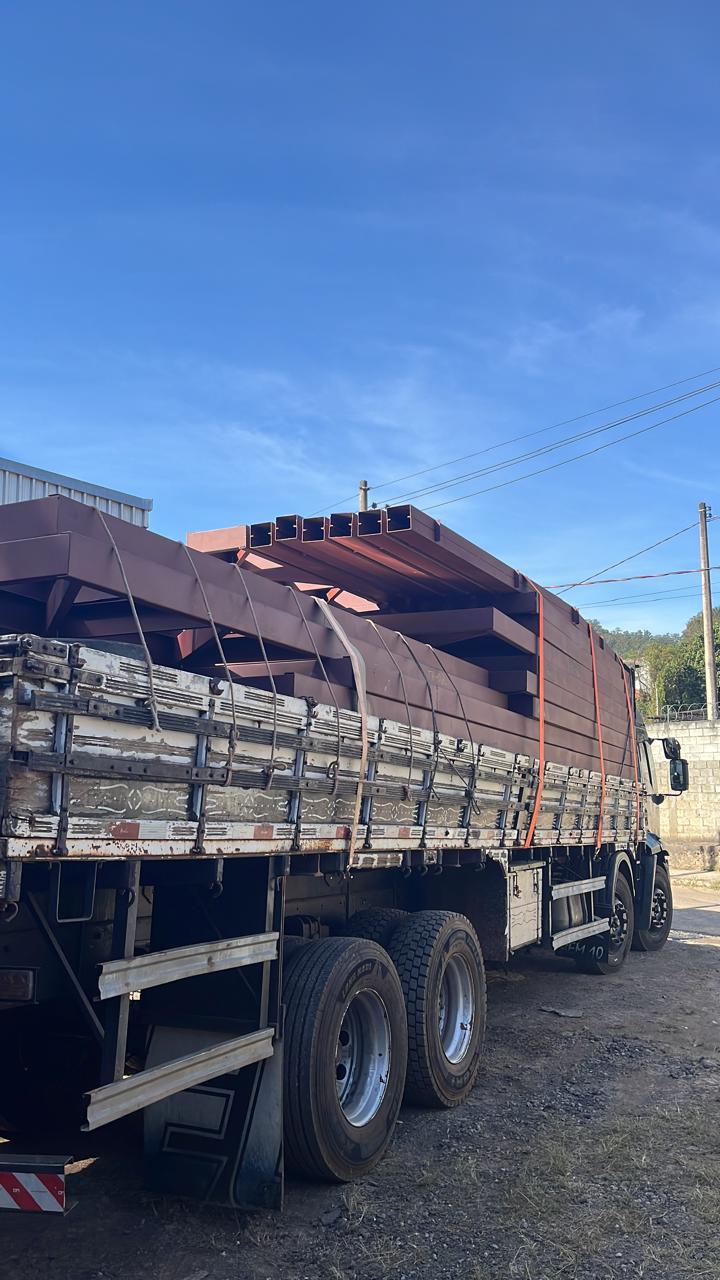 Caminhão carregando estruturas metálicas