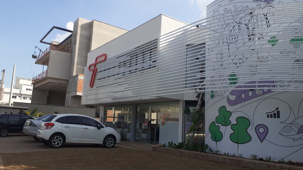 Estrutura metálica em fachada de comércio.