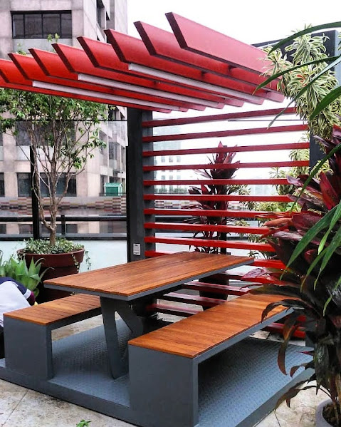 Barco coberto com detalhes em estrutura metálica.